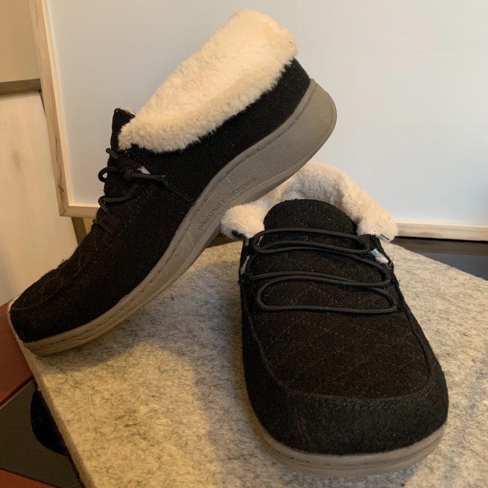 Vionic Believe Faux Fur Lined House Slippers, Black Cushioned Slippers, size 7